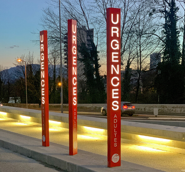 Colonne signalétique entrée urgences link marcal avec lumière
