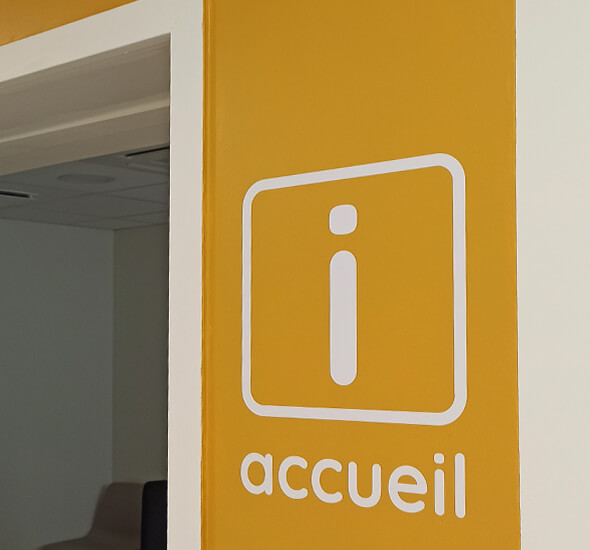 marquage adhésif vinyle sur mur centre hospitalier