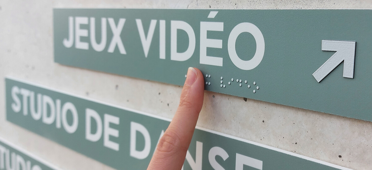 braille sur signaletique accessible de mediatheque